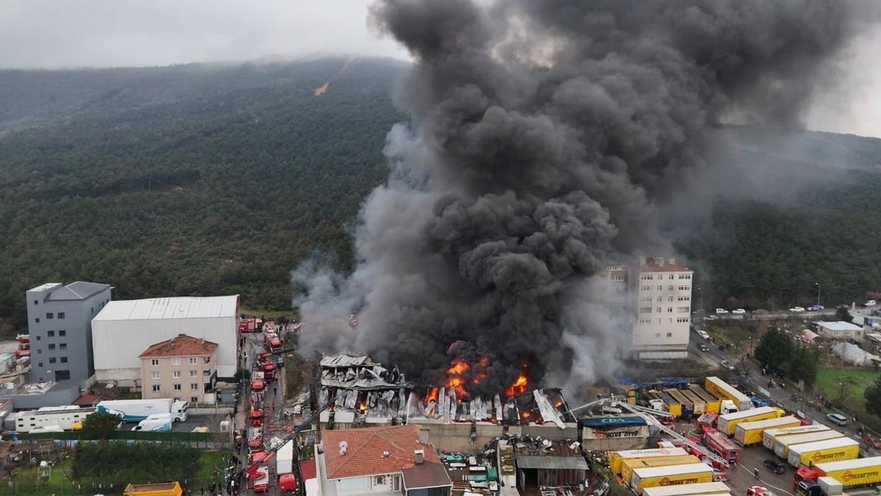 Ataşehir’de Fabrika Yangını Havadan Görüntülendi