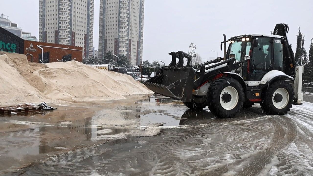 Ataşehir'in "Beyaz Tim"leri 7/24 Karla Mücadelede: 74 Araç, 195 Personel