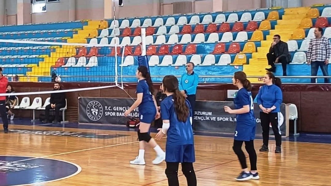 Atatürk Üniversitesi Vakıf Okulları Küçük Kızlar Voleybol Takımı İl Üçüncüsü