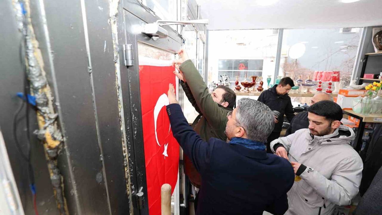 Av. İbrahim Küçükoğlu Aziziye'de Bayrak Dağıttı