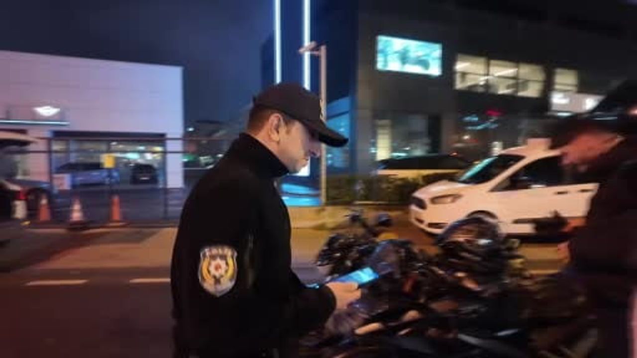 Avcılar’da Ehliyet Zarfını Polise Açtıran Kadın Sürücü İlk Cezasını Yedi