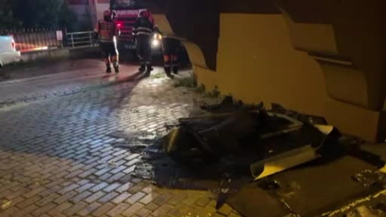 Avcılar'da Fırtına: Çatı Parçaları Yola ve Bahçeye Savruldu