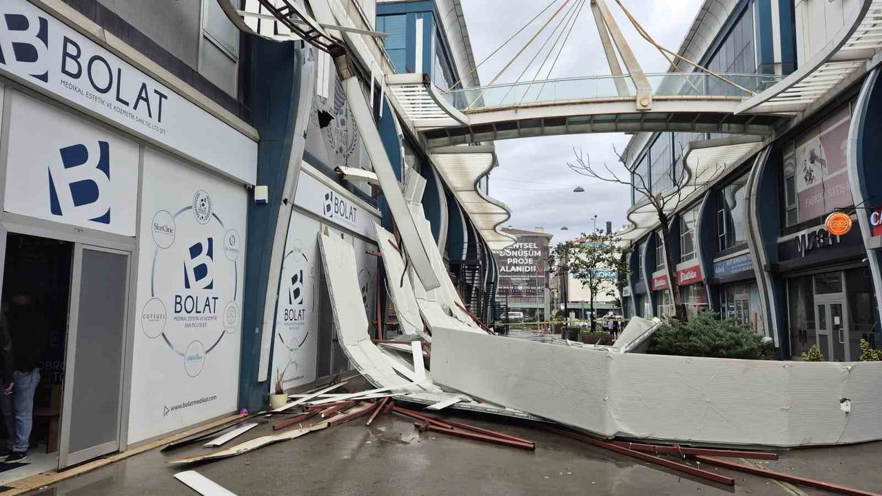 Avcılar'da Fırtına Çatı Parçalarını Uçurdu: İş Yerlerinde Büyük Hasar