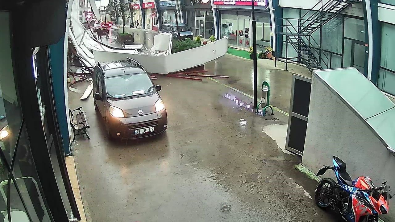 Avcılar'da Fırtına Dehşeti: İş Yerinin Çatısı Uçtu — Görüntüler Kamerada
