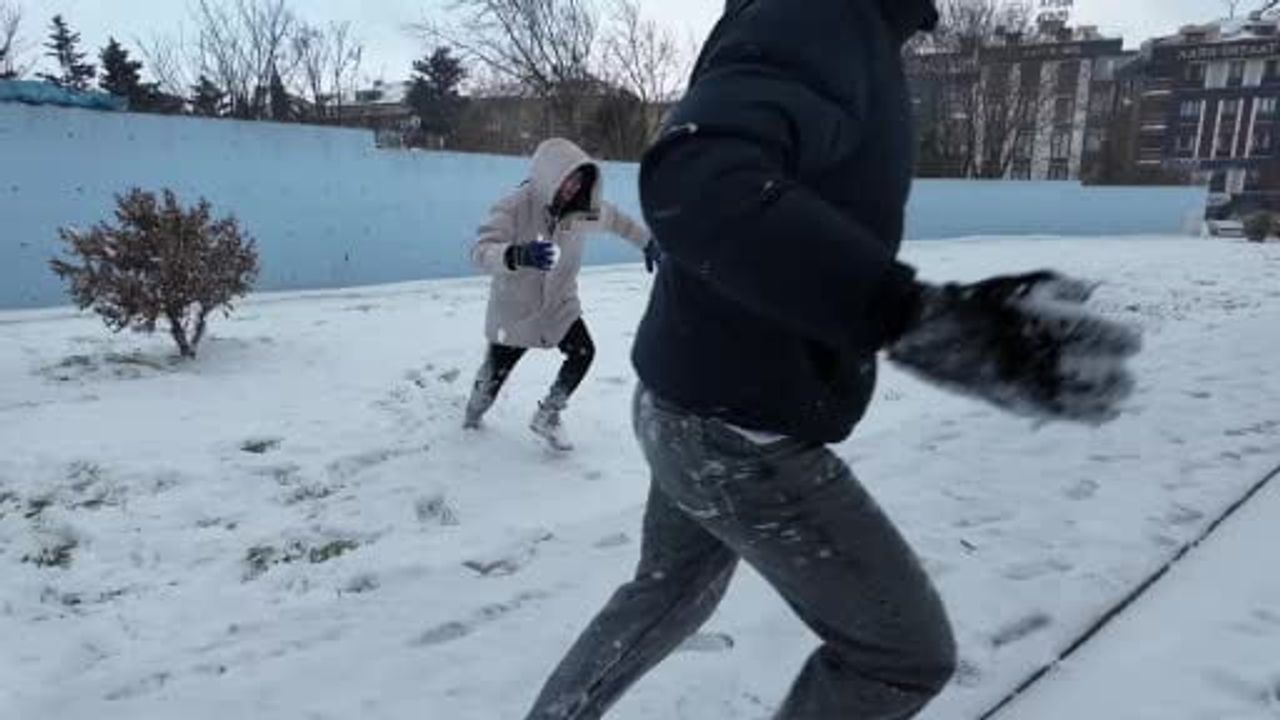 Avcılar'da Kar Coşkusu: Çocuklar Sabahı Kar Topu Savaşıyla Karşıladı