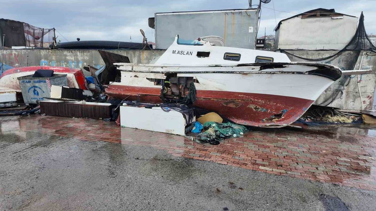 Avcılar’da Lodos: 3 Tekne ve Balıkçı Barakası Hasar Aldı