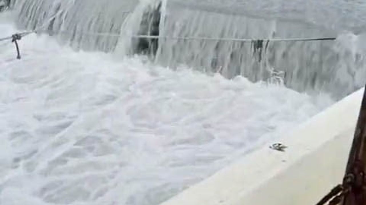 Avcılar'da Lodos Mendireği Aştı: Metrelerce Dalgalar Kamerada