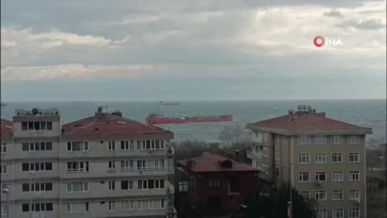 Avcılar'da lodosla sürüklenen yakıt tankeri kıyıya 30 metre kala durdu