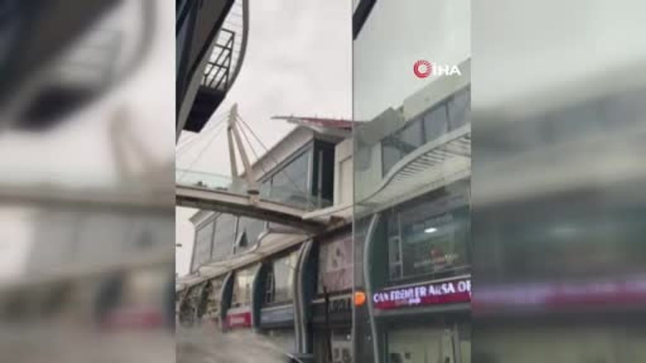 Avcılar'da Şiddetli Rüzgar Çatı Parçasını Uçurdu