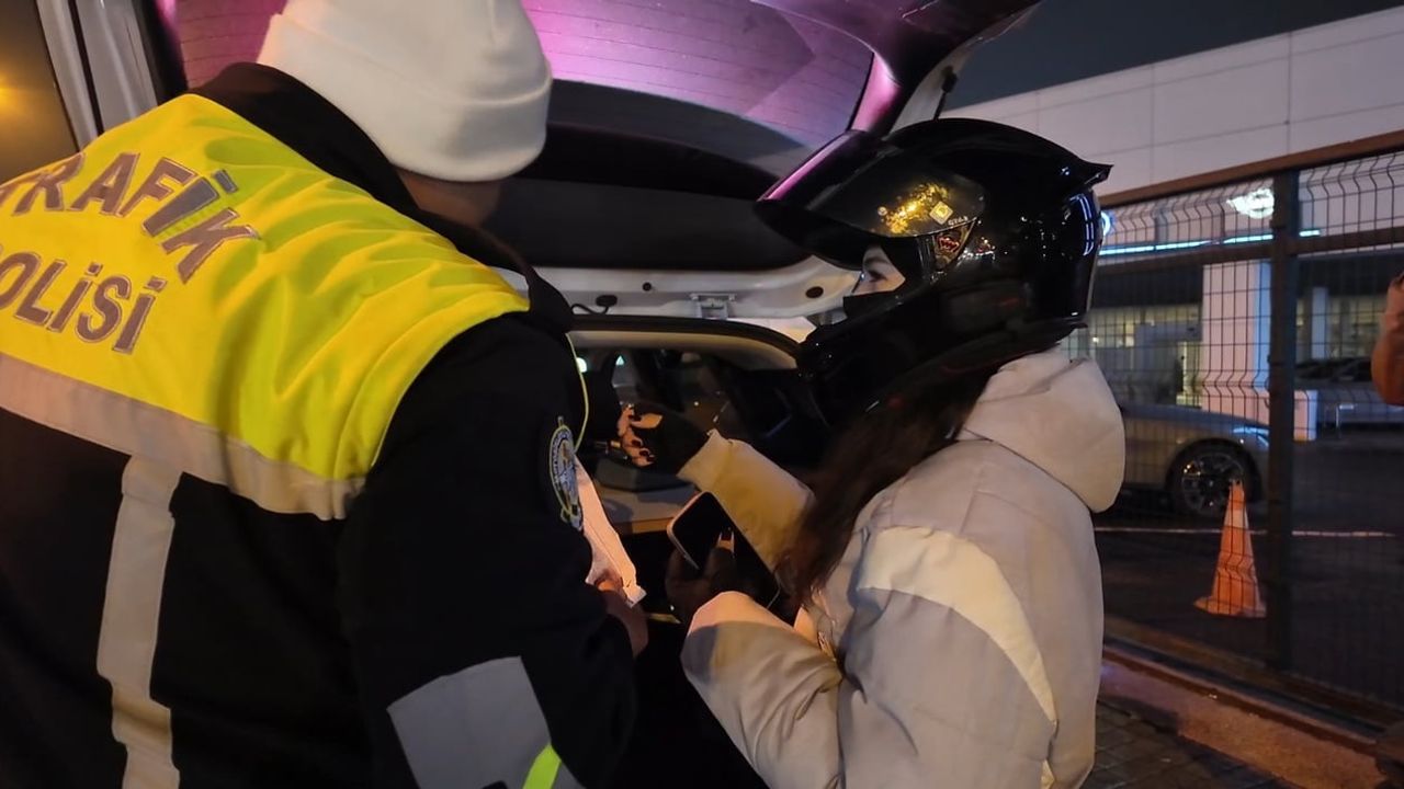 Avcılar'da Yeni Ehliyetli Kadın Polise Zarfı Açtırdı, İlk Cezayı Yedi