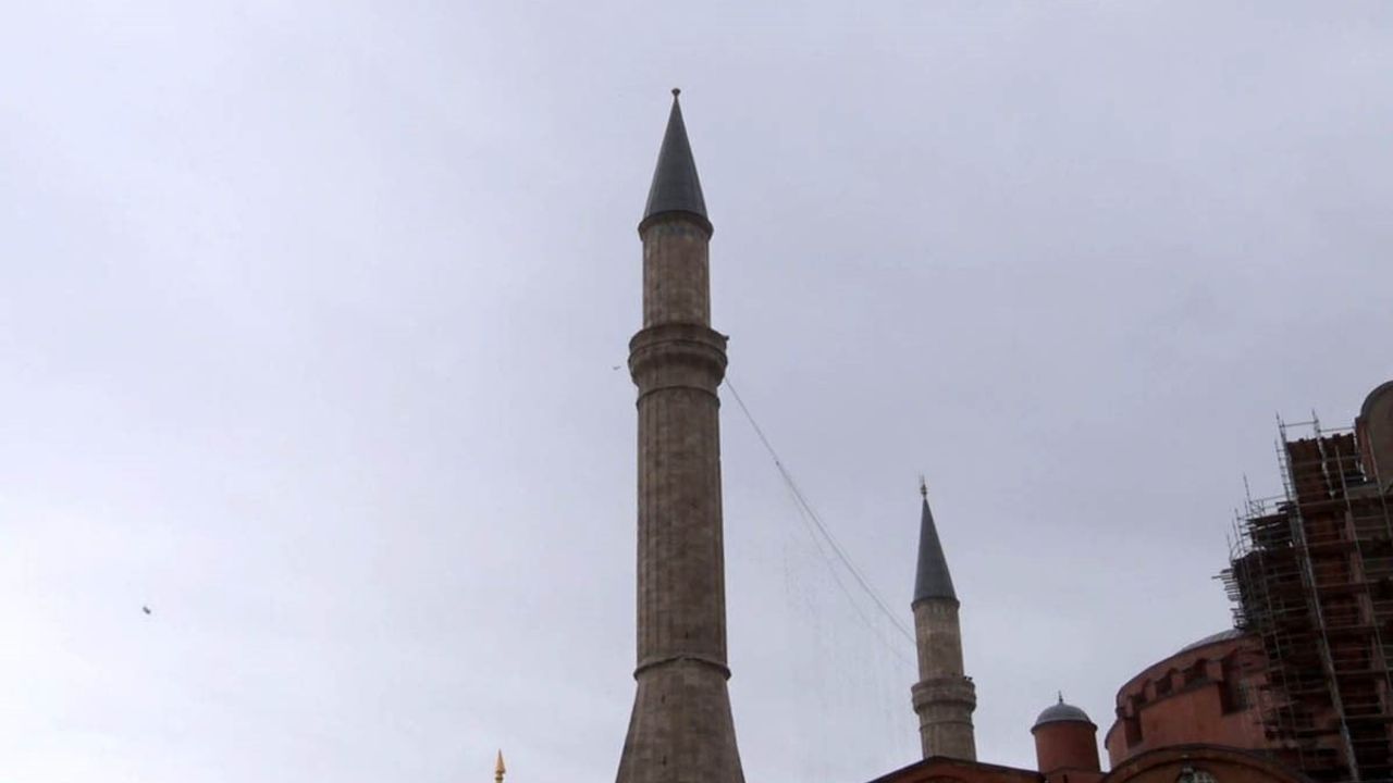 Ayasofya'da Alem Fırtına Nedeniyle Bahçeye Düştü — 8 Ocak 2026