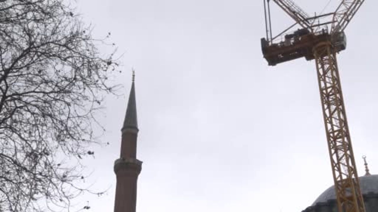 Ayasofya'nın Alemi Rüzgarla Koparak Bahçeye Düştü