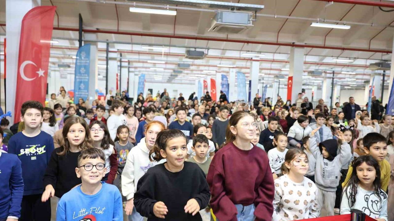 Aydın Büyükşehir'den Efeler'de Yarıyıl Karne Şenliği