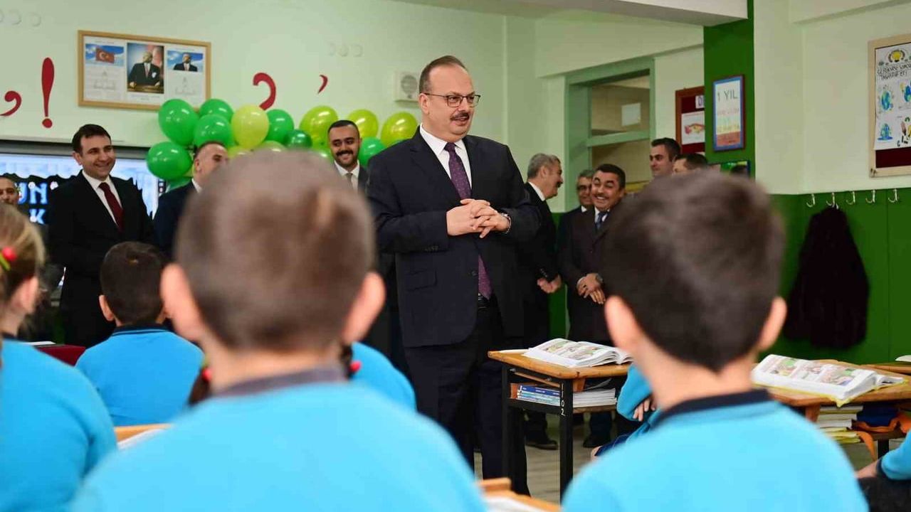 Aydın'da 188 bin 343 Öğrenci Karnelerini Aldı — Vali Canbolat Umurbey İlkokulu'nda