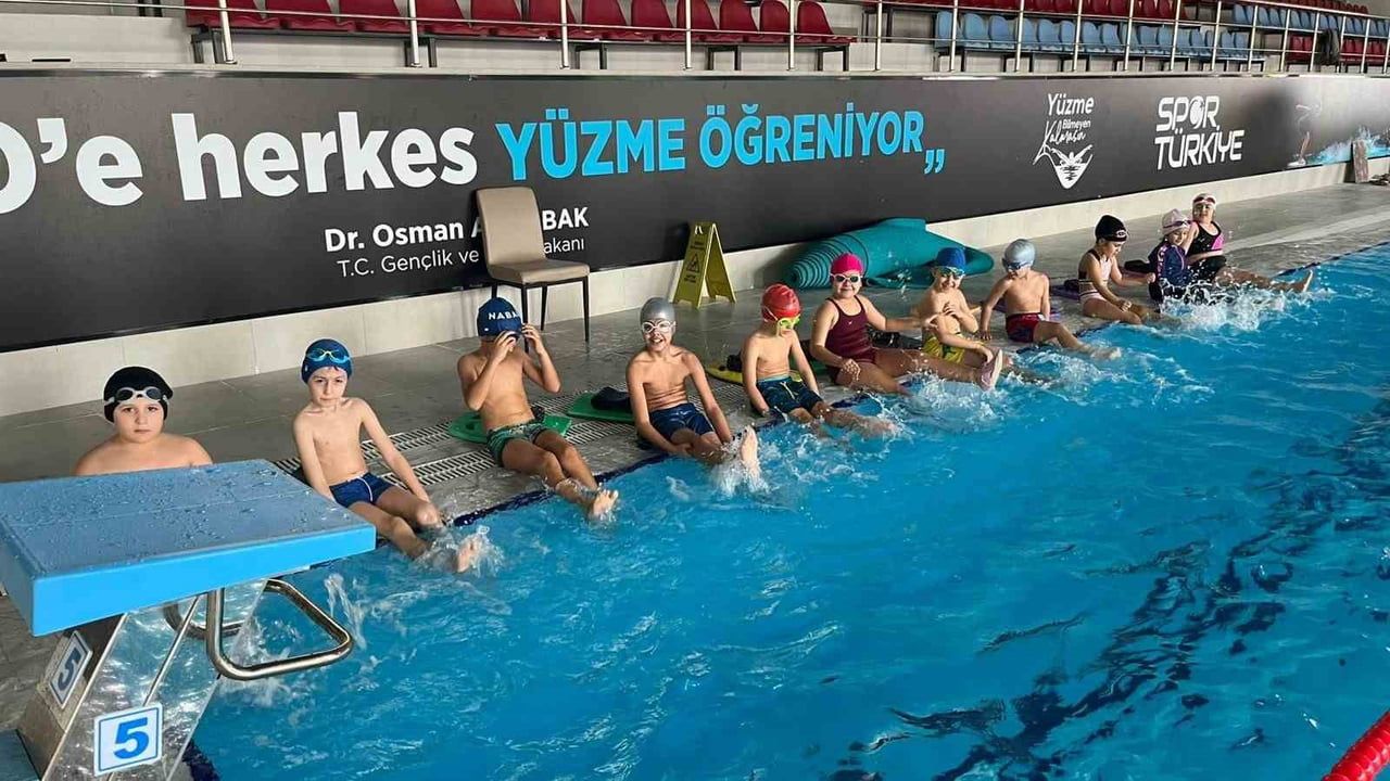 Aydın'da Minikler 'Yüzme Bilmeyen Kalmasın' ile Sömestrde Havuz Keyfi