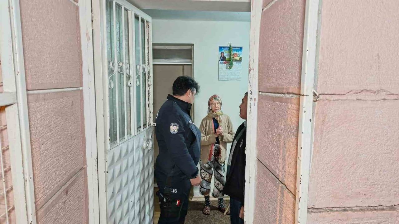 Aydın'da Yeni Yıla Balkonda Mahsur Kalan Yaşlı Kadın Çilingirle Kurtarıldı