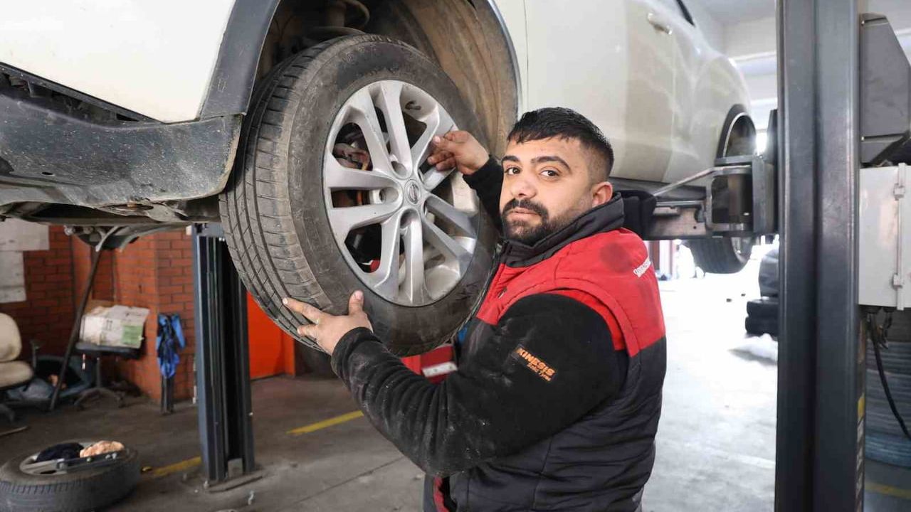Aydın'da Yıllar Sonra Buzlanma: Lastikçilere Kış Lastiği Akını