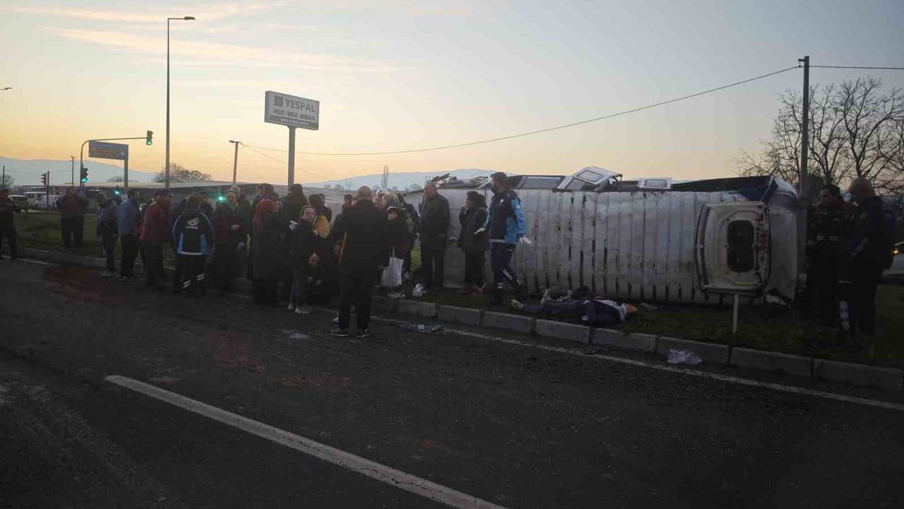 Aydın-Denizli Karayolu'nda Buzlanma Faciası: Servis Minibüsü Devrildi, 16 Yaralı