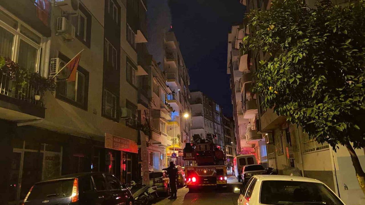 Aydın Efeler'de Çatıdan Yükselen Yoğun Duman İtfaiyeyi Harekete Geçirdi