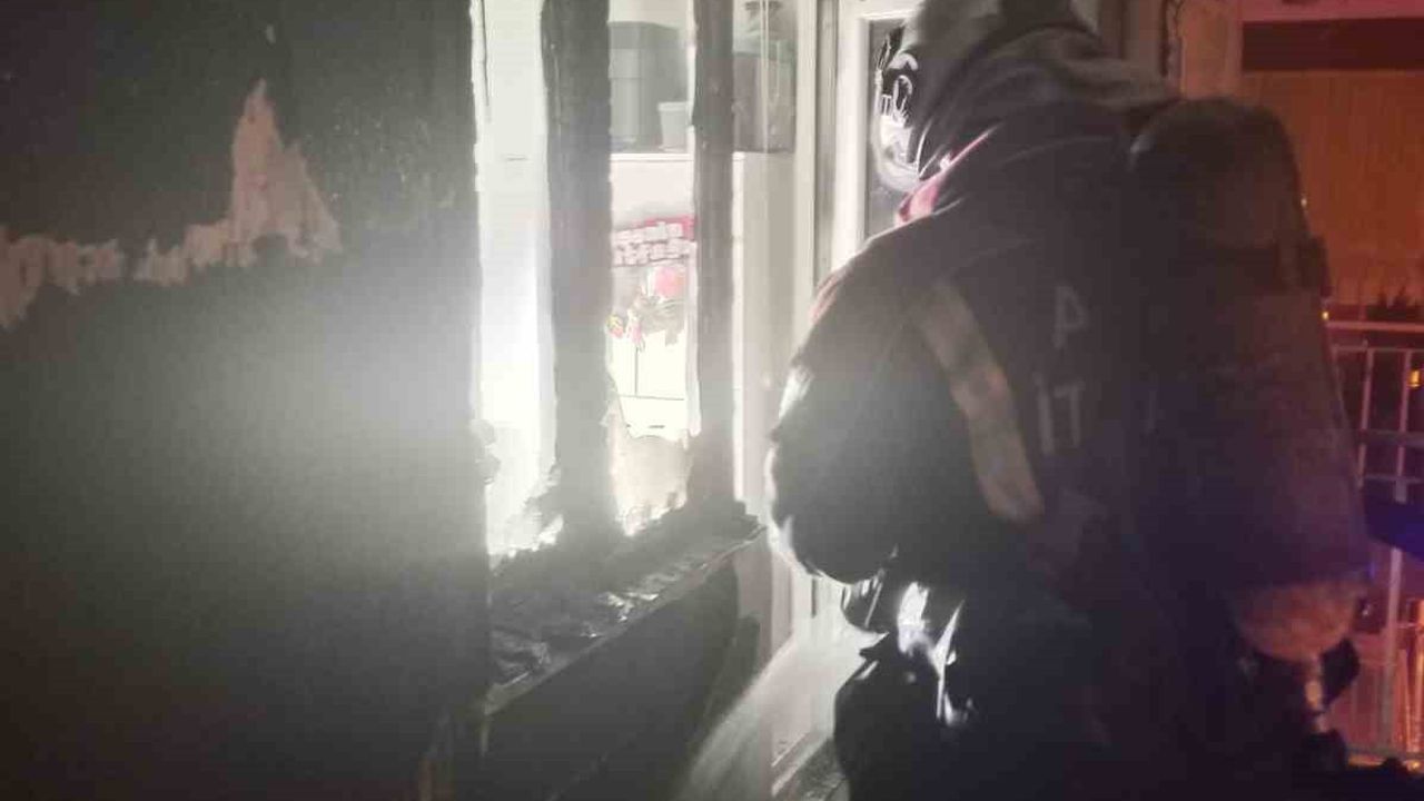 Aydın Efeler'de Ev Yangını: Balkon alevleri mutfağa sıçradı, büyük hasar