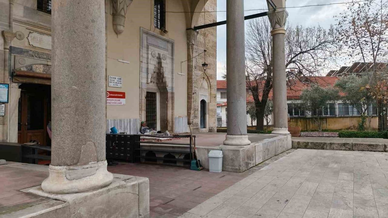 Aydın Efeler'de Hasan Çelebi Camii'nde 40 Yaşındaki Kadın Cami Bahçesini Mesken Tuttu