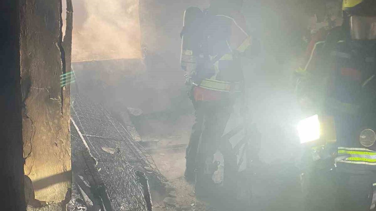 Aydın Efeler'de Metruk Binada Çıkan Yangın Hızla Söndürüldü