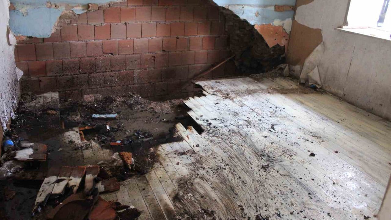 Aydın Efeler'de Metruk Binada Yangın — İtfaiye Hızlı Müdahale Etti