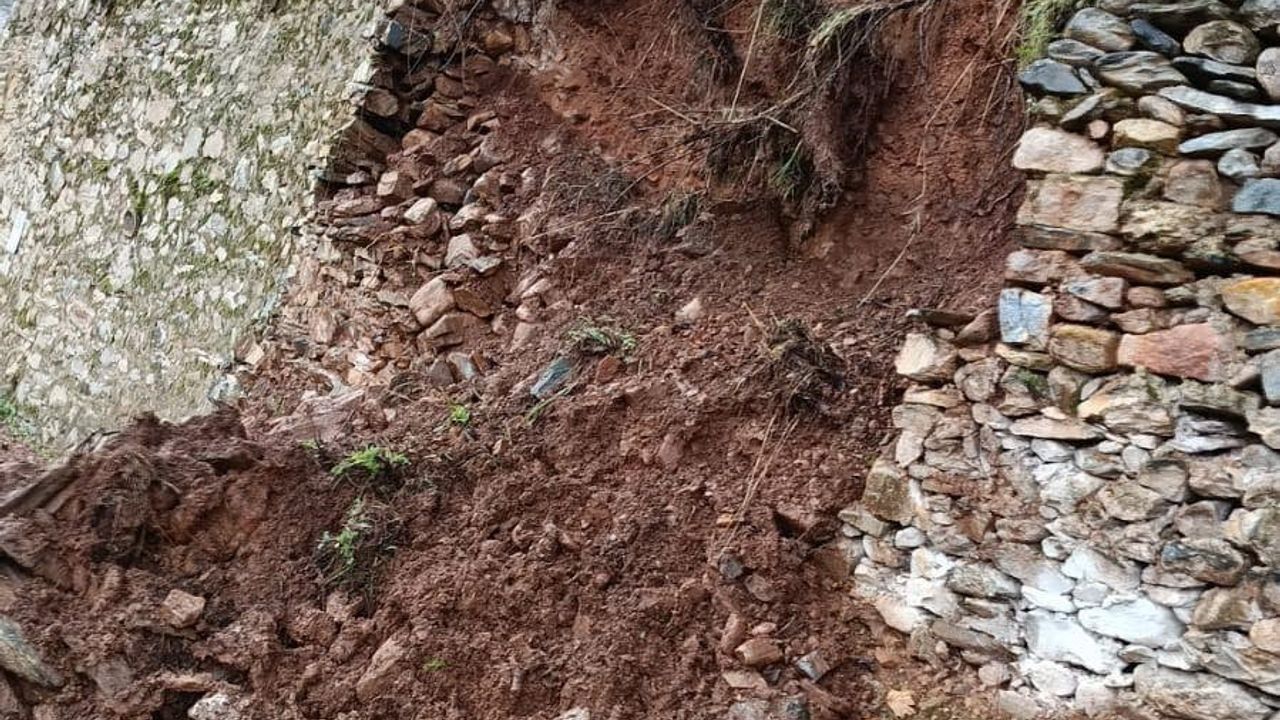 Aydın Karacasu'da İstinat Duvarı Çöktü: Sağanak Yolları Aşındırdı