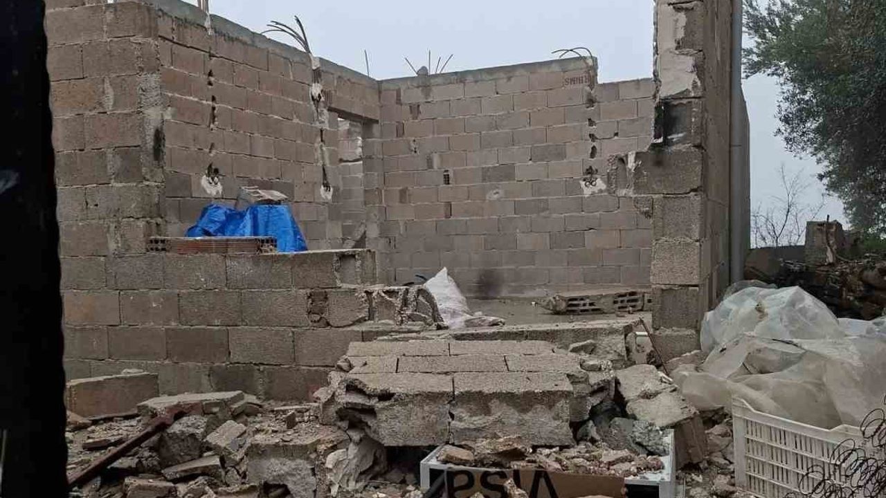 Aydın Köşk’te Fırtına: Çatılar Uçtu, Duvarlar Yıkıldı