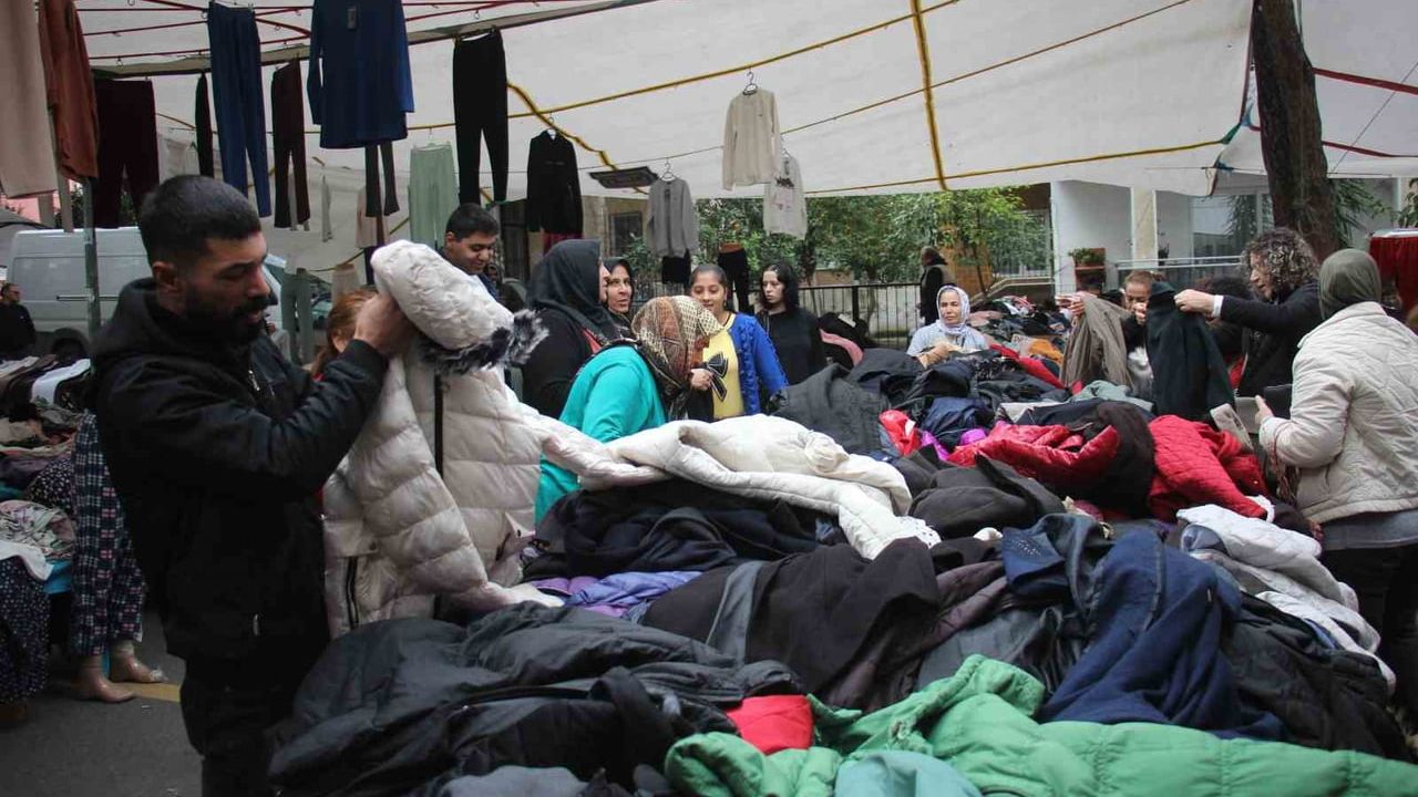 Aydın Salı Pazarı'nda Ucuz Giyim ve Moda İlgisi