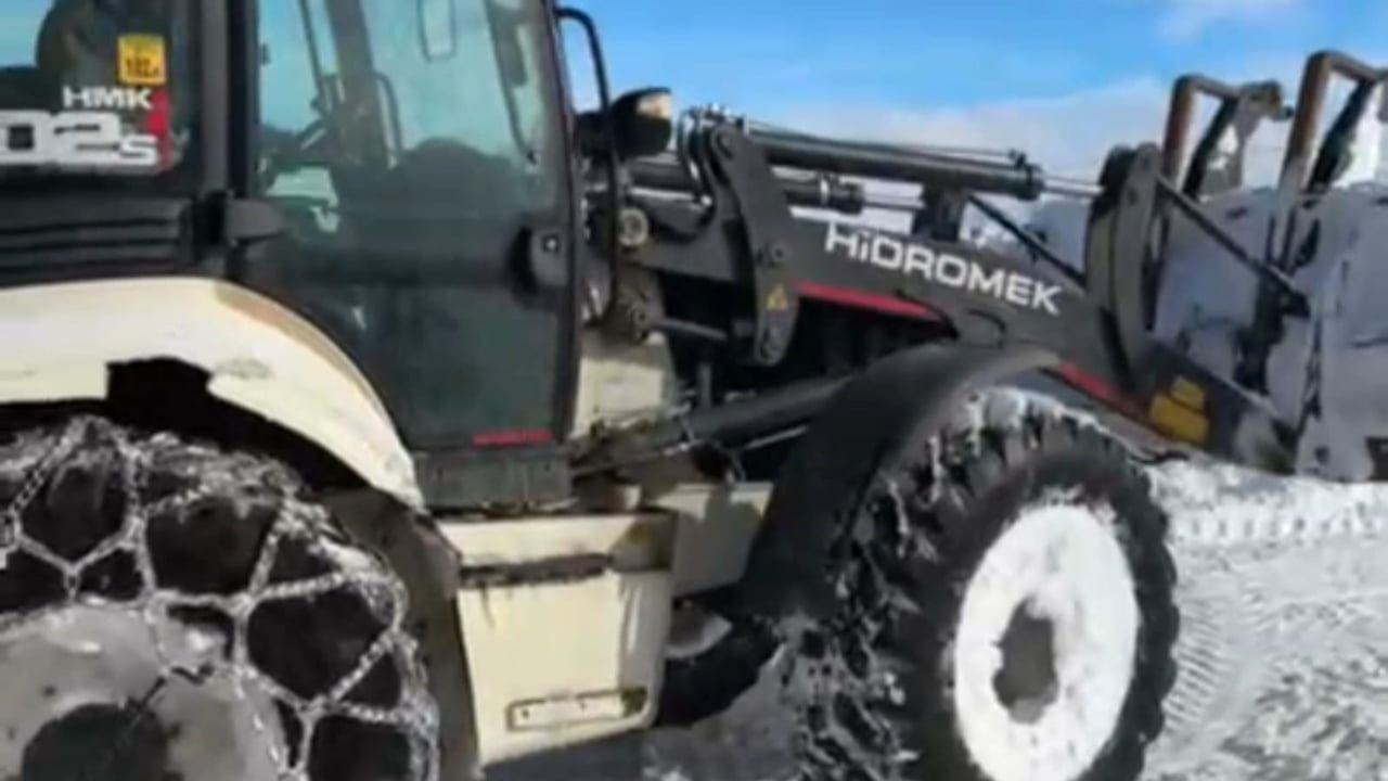 Aydınlar Belediyesi Karla Mücadelede Komşu Köylerin Yollarını Açtı