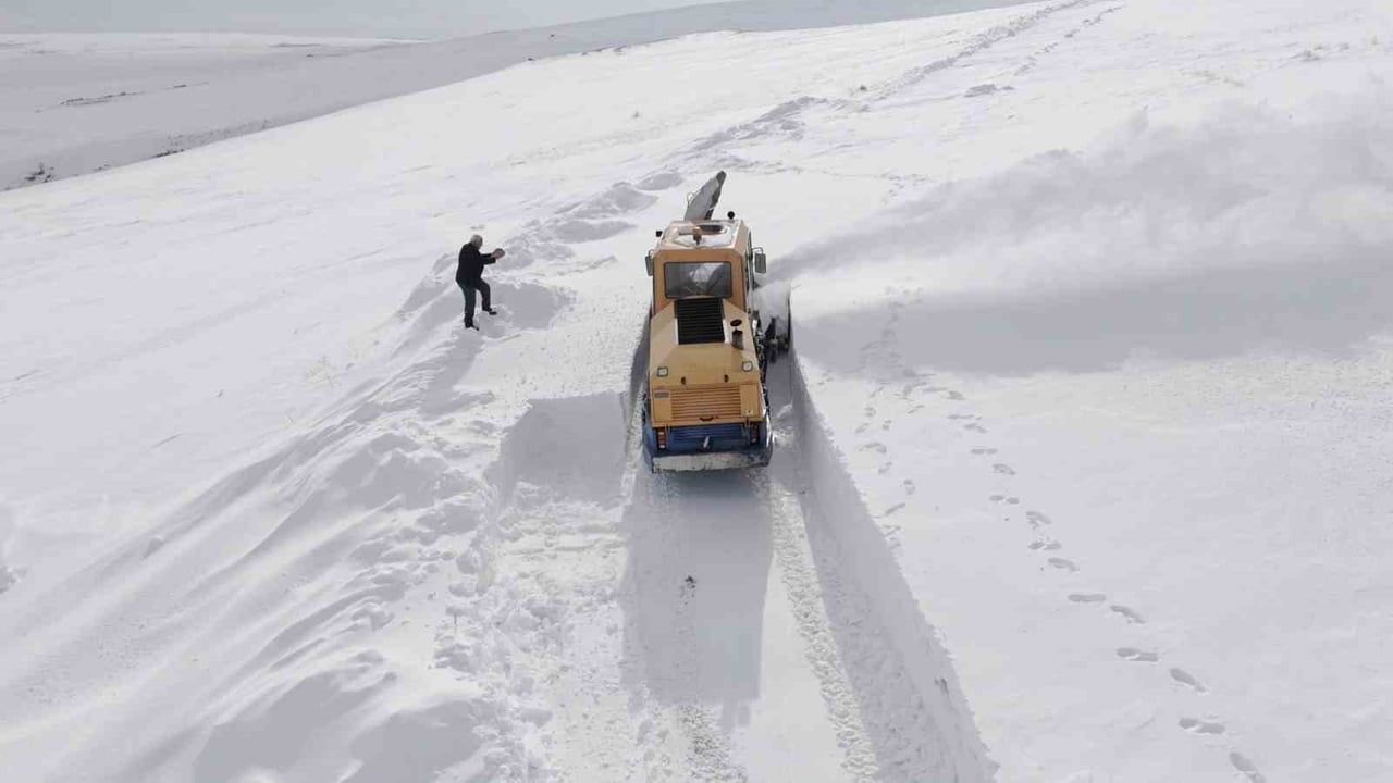 Aydınlar'da Kar Hayatı Felç Etti: Valilikten Kar Savurma Makinesi Desteği