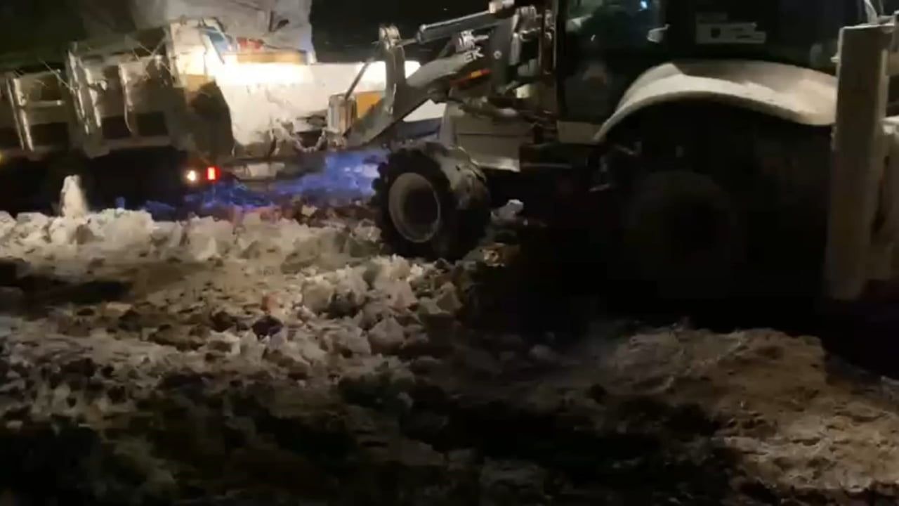 Aydınlar'da Kar Nedeniyle Saplanan Saman Yüklü Kamyon Kurtarıldı