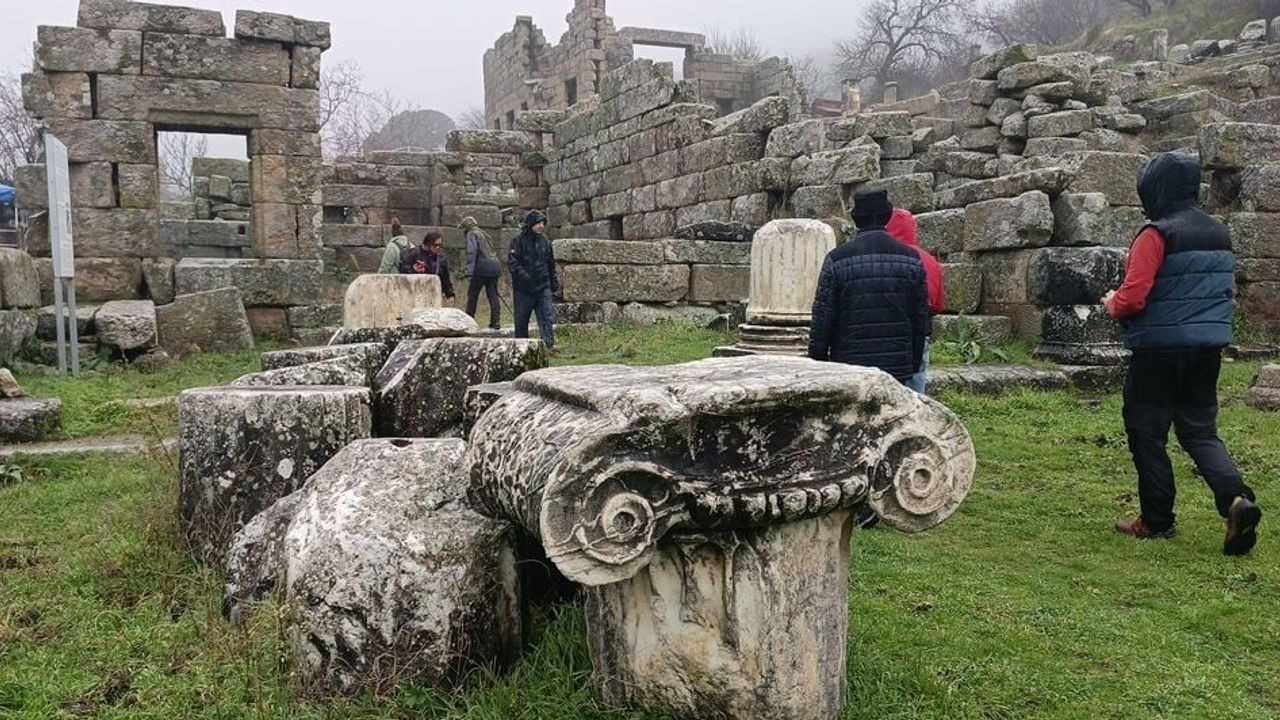 Aydınlı Doğaseverler Milas'ta İkiz (Eski) Türbe ve Labranda'yı Keşfetti