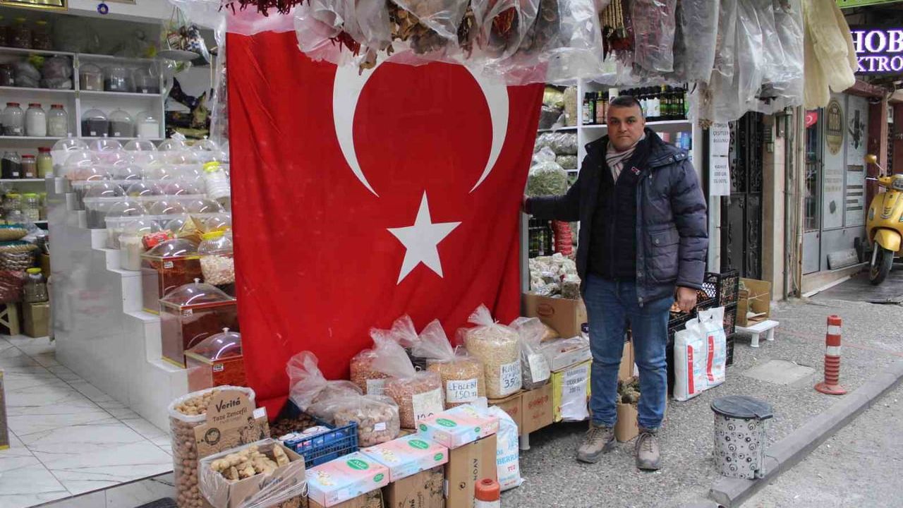 Aydınlı Esnaftan 5 Metrelik Bayrakla 'Bayrağımızı İndirmeye Kimsenin Gücü Yetmez' Tepkisi