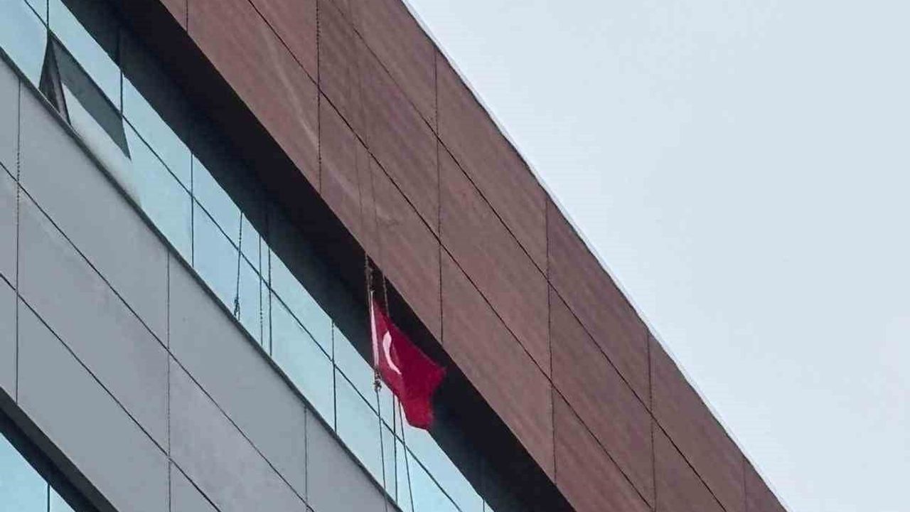 Aydınlı Uzman 30 Metre Tırmanıp Türk Bayrağını Zirveye Astı