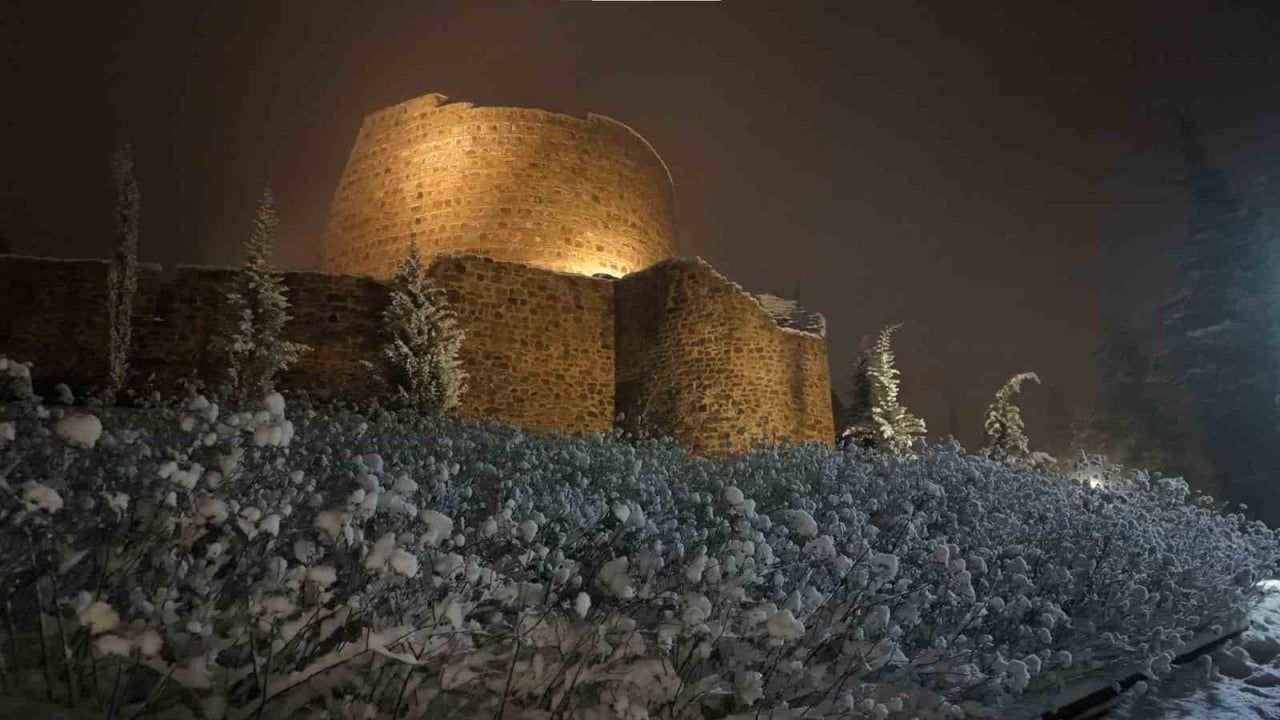 Aydos Kalesi Karla Büyüledi: Sultanbeyli'de Kartpostal Gibi Görüntüler