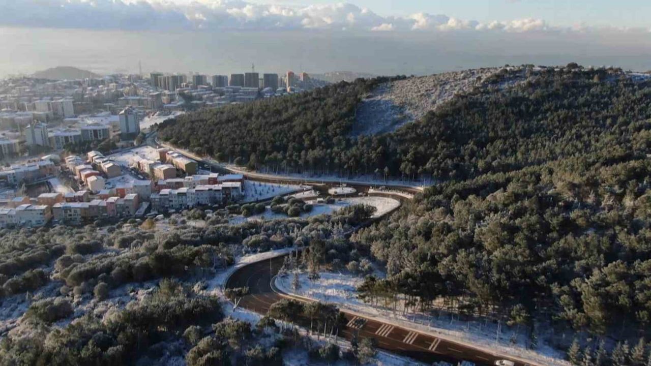 Aydos Ormanı Beyaza Büründü: Kartpostallık Kar Manzarası