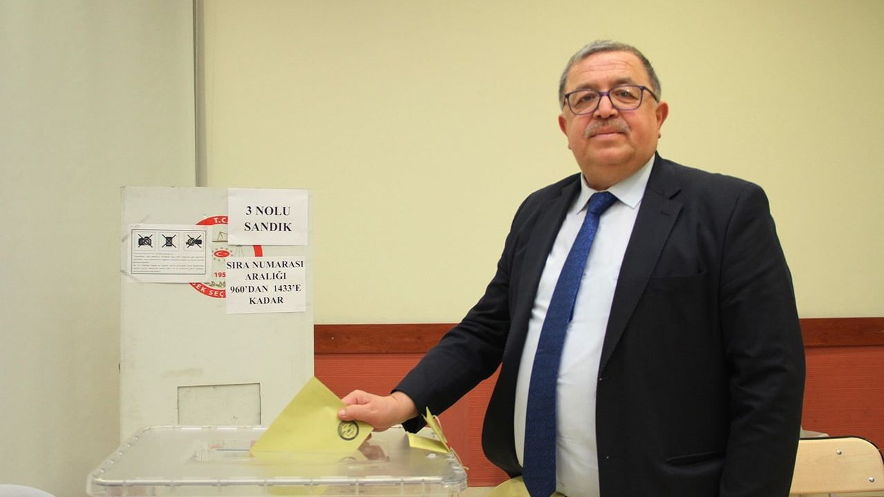 Aytekin Şadan Kula Esnaf ve Sanatkârlar Odası'nda güven tazeledi