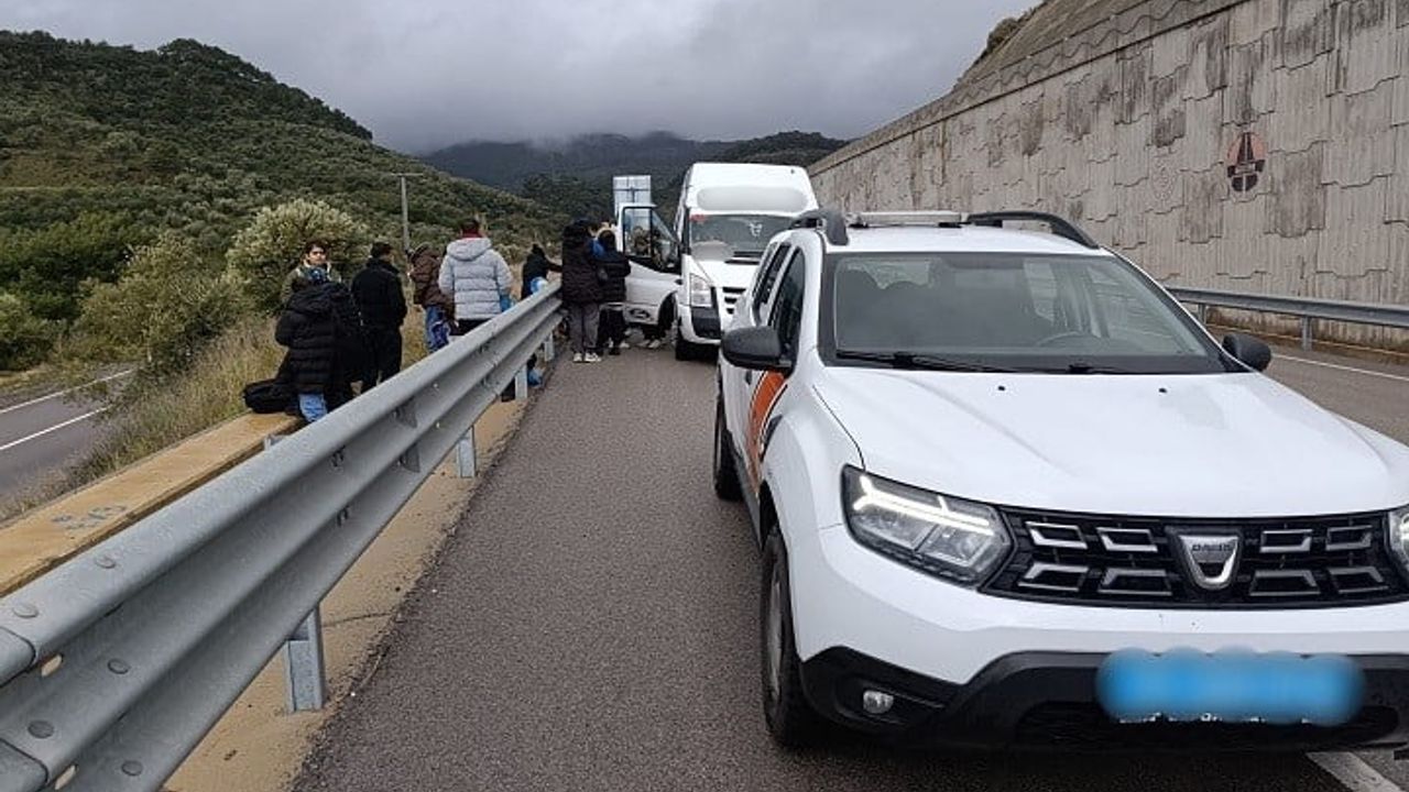 Ayvacık’ta 27 Kaçak Göçmen ve 2 Kaçakçı Yakalandı