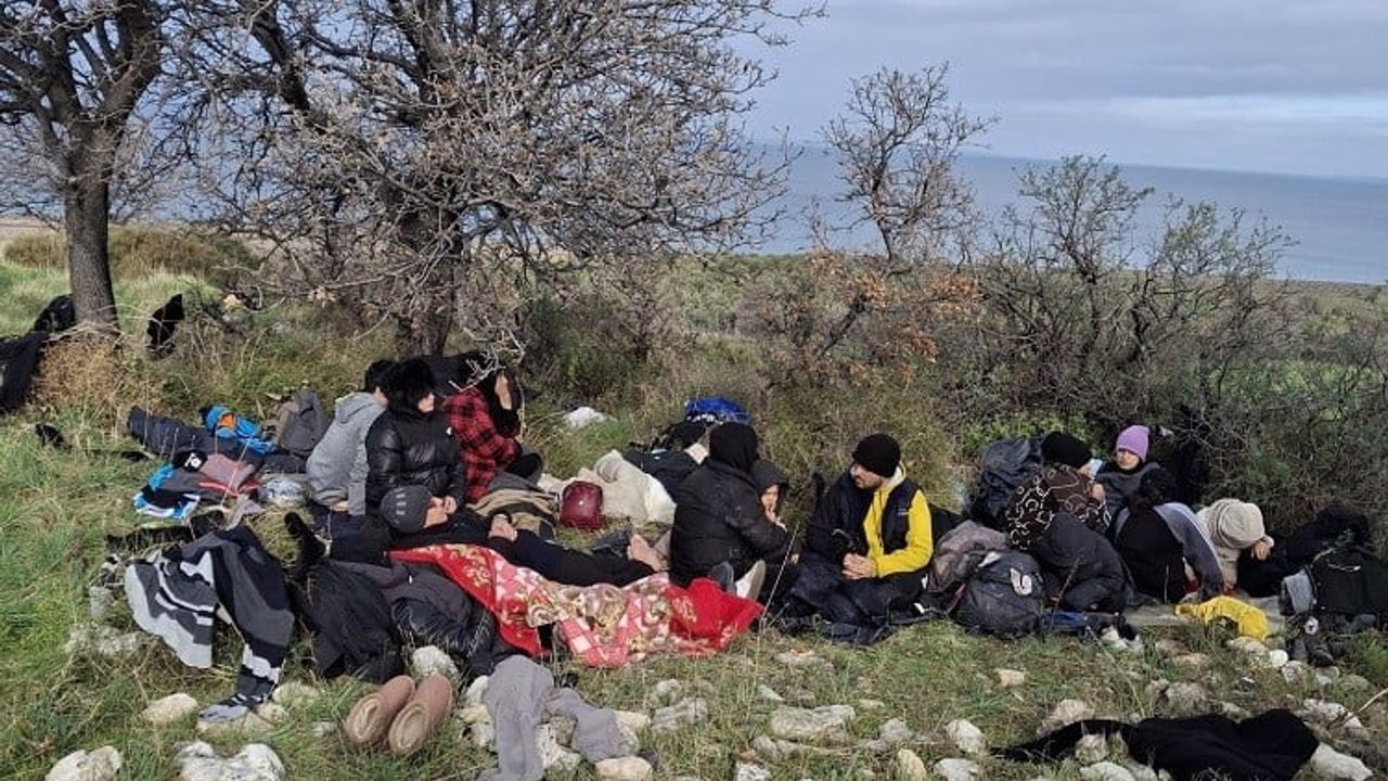 Ayvacık'ta 39 Kaçak Göçmen Yakalandı: 17'si Çocuk, 1 Şüpheli Gözaltında