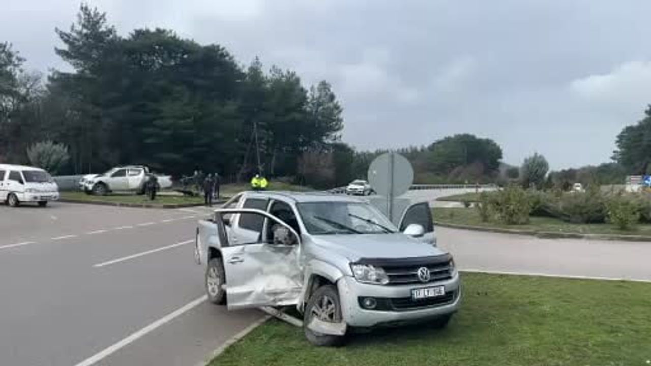 Ayvacık'ta İki Hafif Ticari Araç Çarpıştı: 2 Yaralı