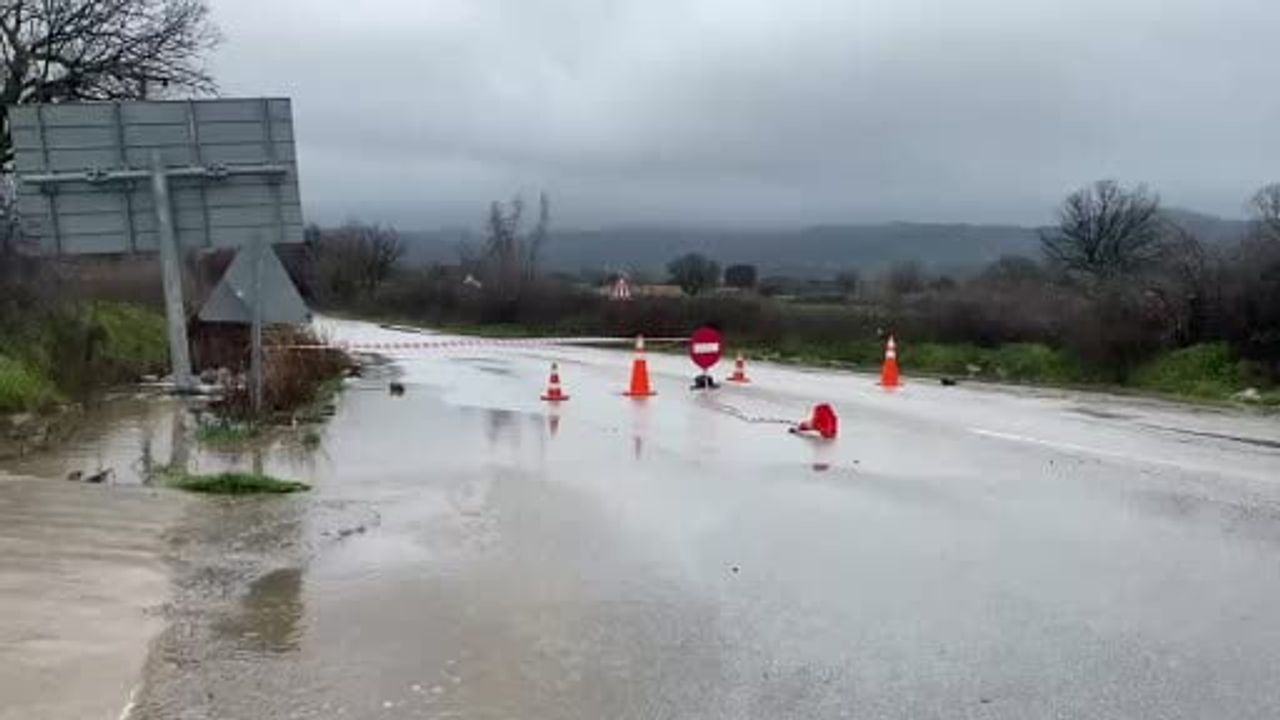 Ayvacık'ta Şiddetli Yağış: Çay ve Dere Taştı, Demir Köprü Kullanılamaz Hale Geldi