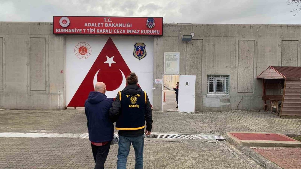Ayvalık'ta Eski Emniyet Amiri Şantaj Yaparken Suçüstü Yakalandı