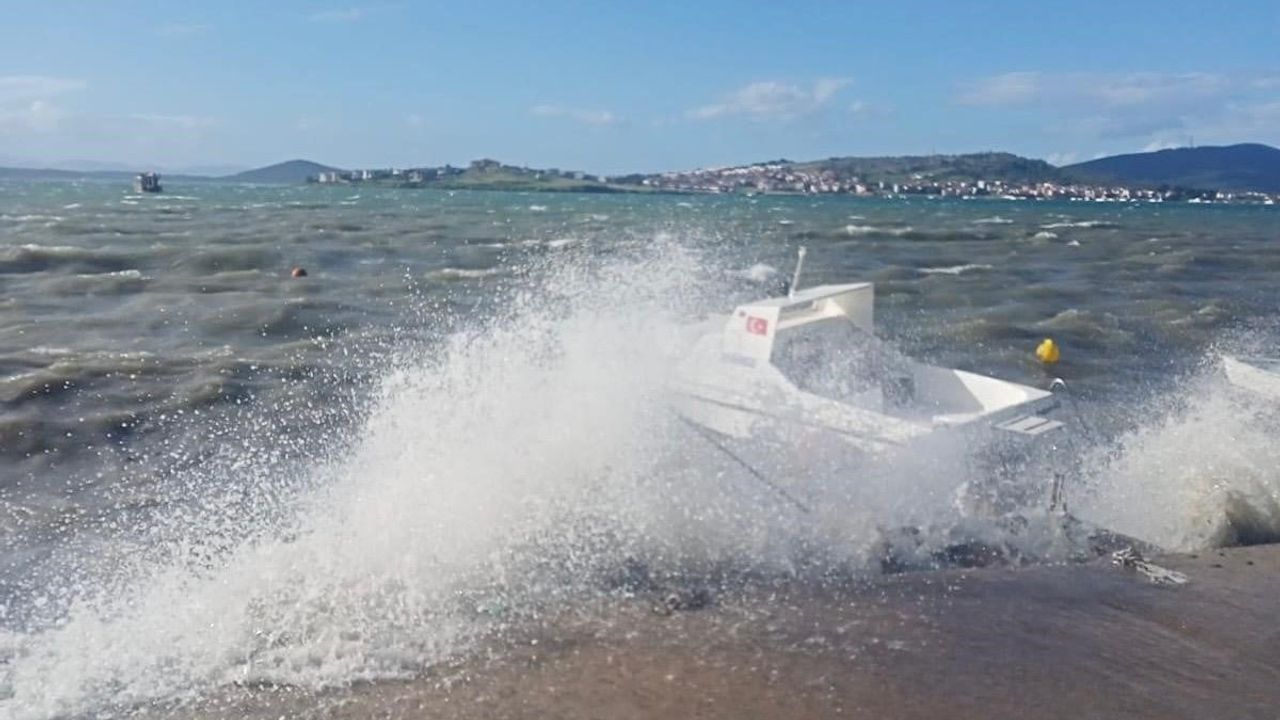Ayvalık'ta Kuvvetli Lodos: Saatte 50-90 km'ye Ulaşan Fırtına Tekneleri Batırdı