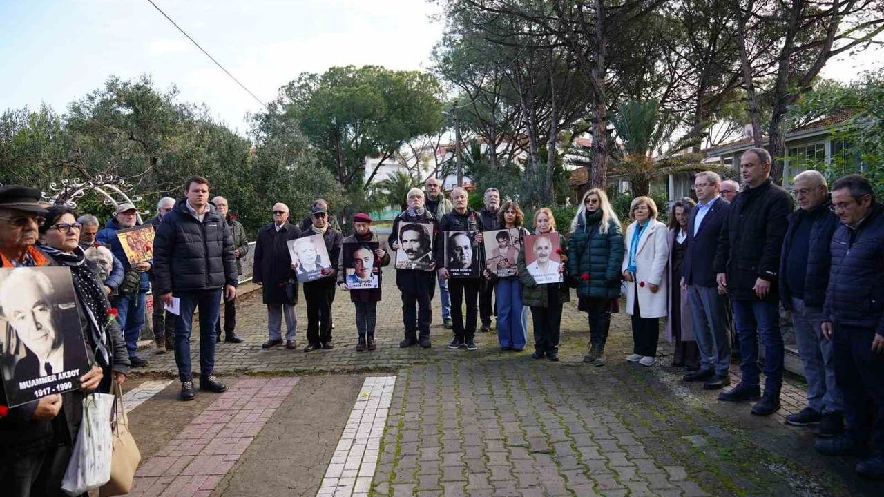 Ayvalık’ta Uğur Mumcu 33. Yılda Karanfillerle Anıldı