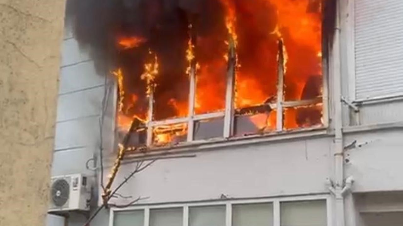 Ayvalık'ta Yangın: Buzdolabı Motorunun Patlaması Evi Harabeye Çevirdi