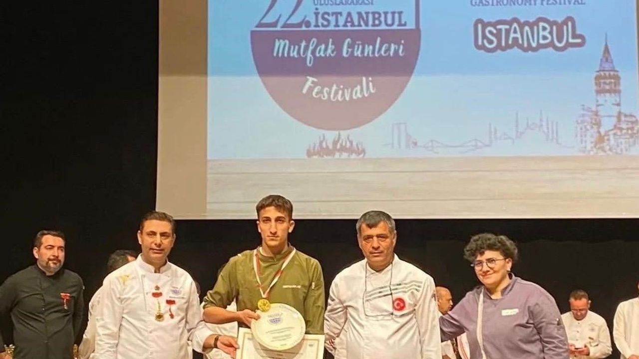 Ayvalıklı Şef Adayları İstanbul'dan 15 Madalya ile Döndü