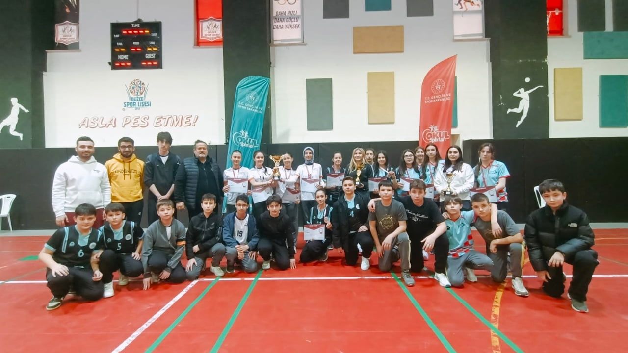 Badminton Yıldızlar İl Birinciliği Düzce'de: Özel İsabet ve Fatih Ortaokulu Şampiyon