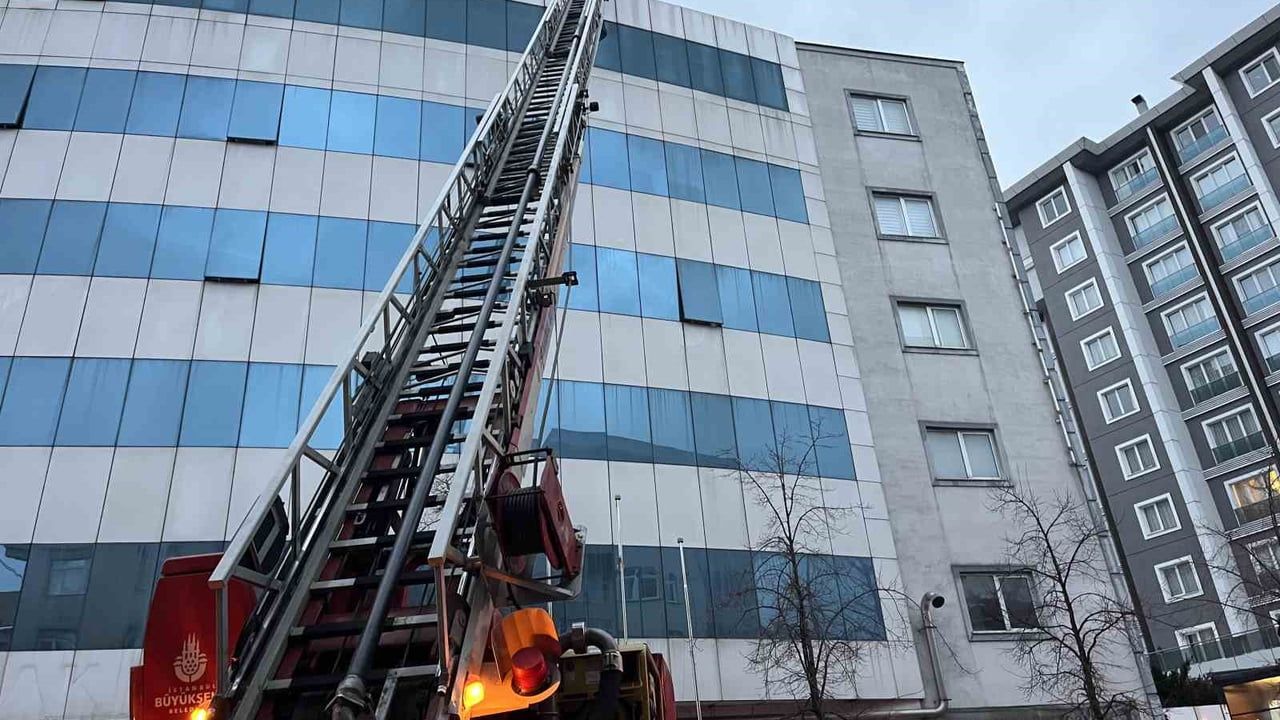 Bağcılar'da Kapatılan Hastanenin Çatısında Yangın